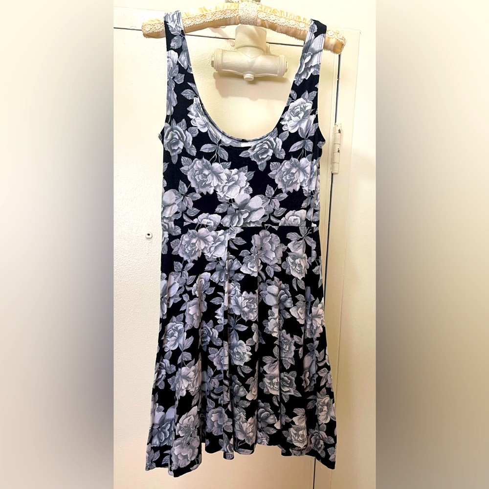 Sparkle & Fade Floral Tank Mini Dress. Black, White and Gray, Size Medium.